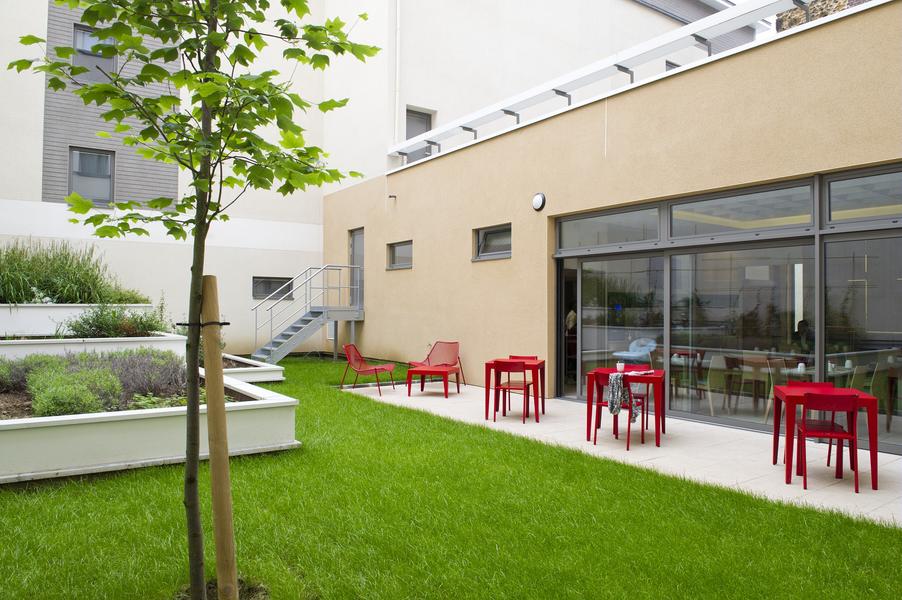 jardin avec un espace détente à l'Adagio City Aparthotel de Vincennes 