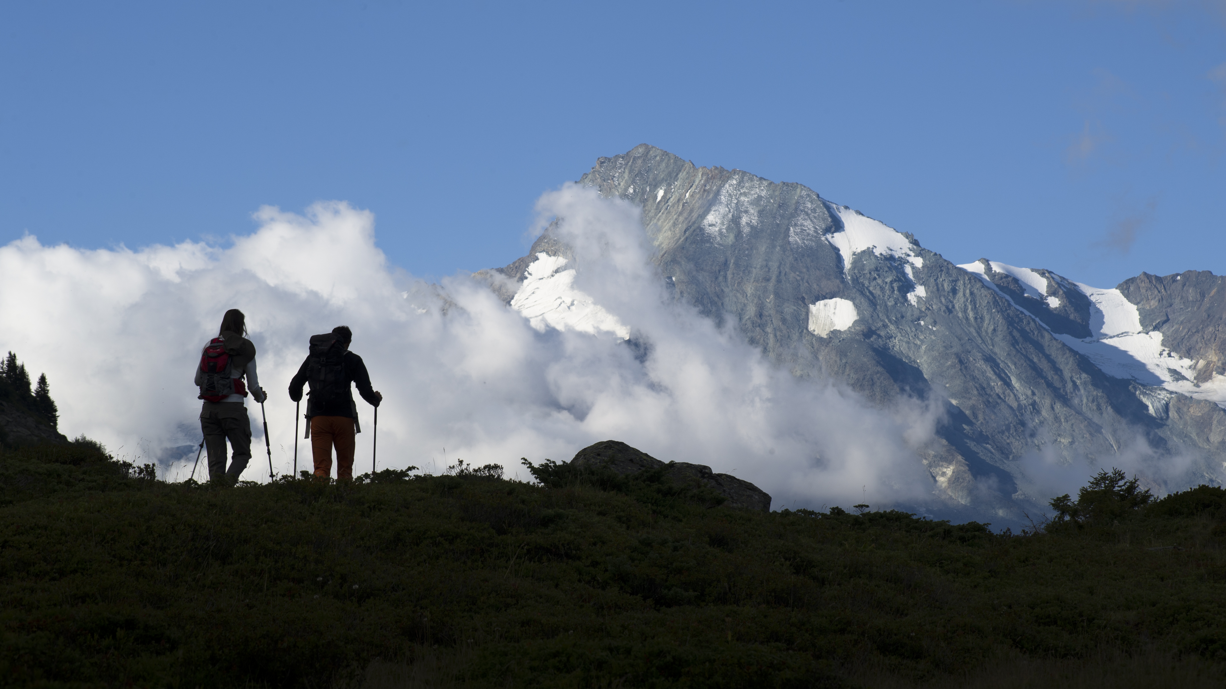 Paysage montagnard offrant un sublime cadre pour 2 marcheurs en pleine conscience