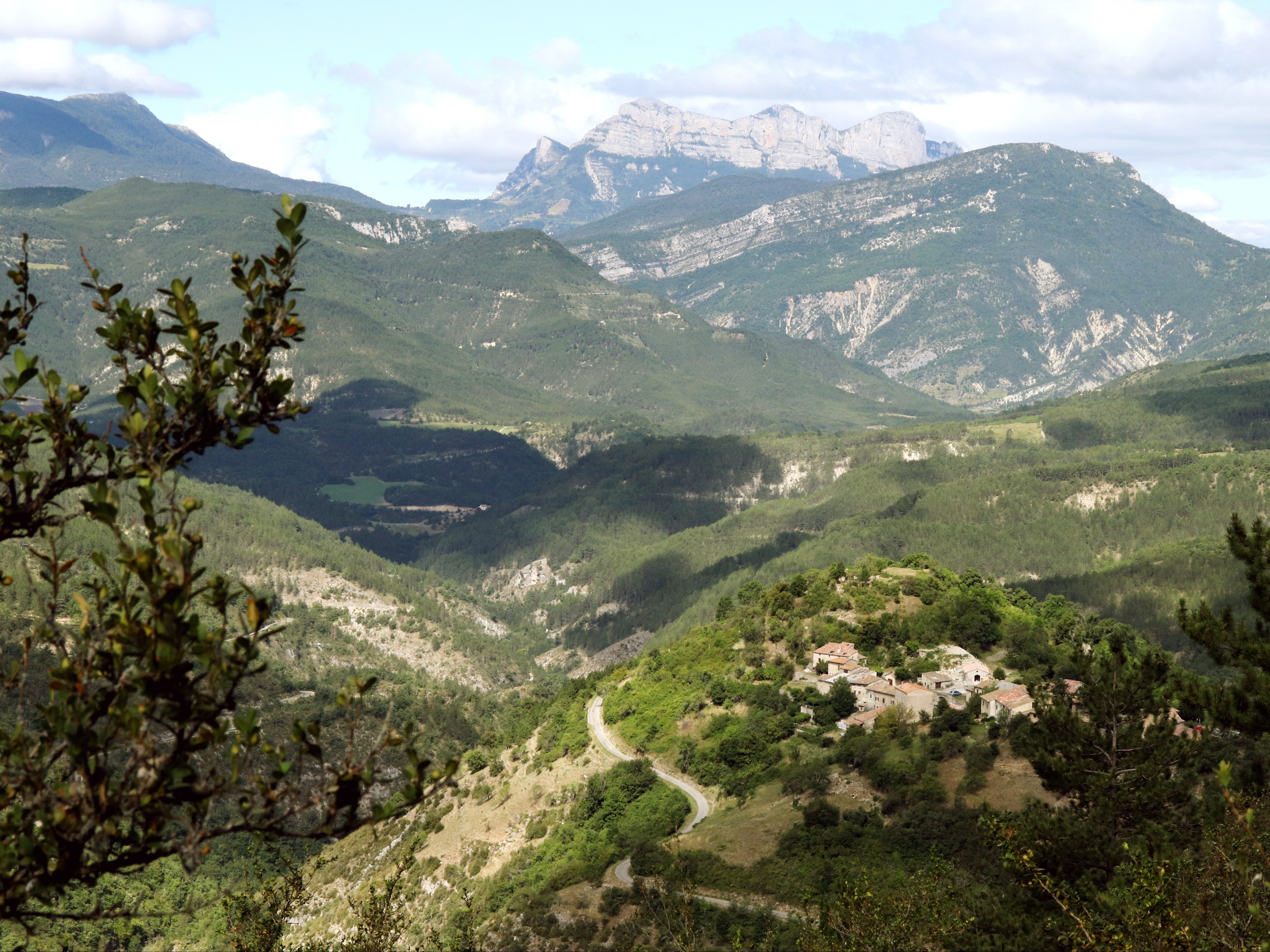 Village avec en fond la montagne des Trois Becs