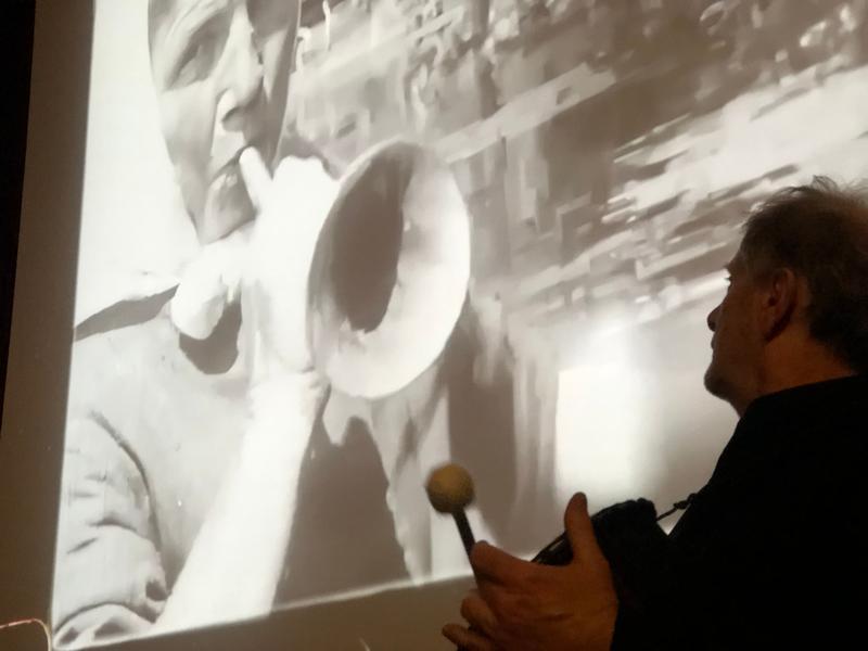 Projection dun film avec un orchestre qui joue