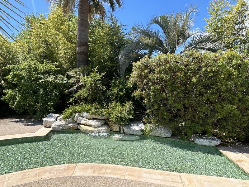 Piscine lagon commune avec cascade et pataugeoire
