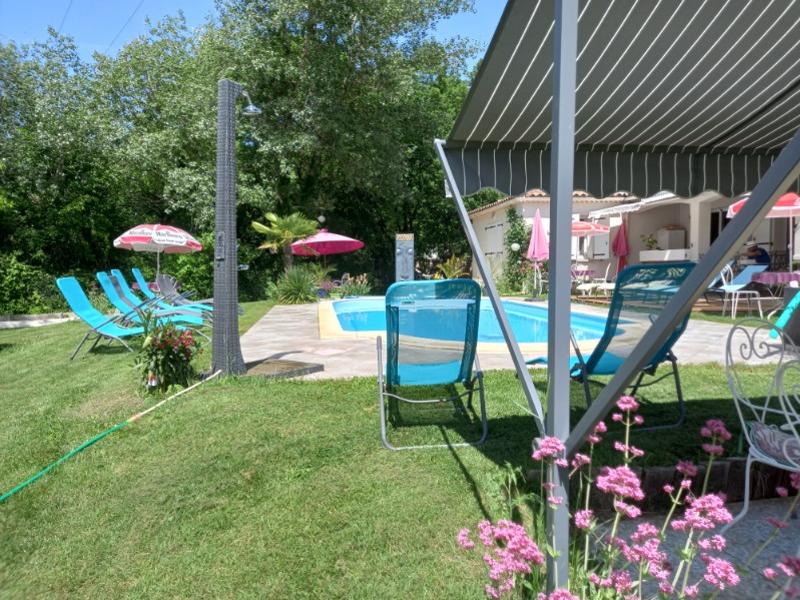 Détente au bord de la piscine