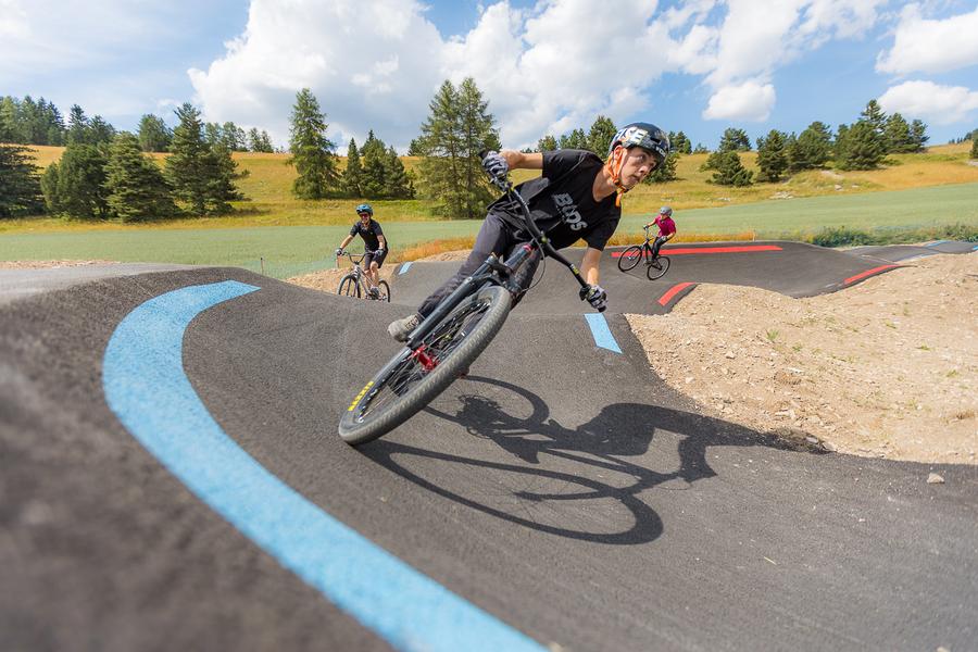 - © OT Le Dévoluy Session pumptrack déguisée avec la team Planète Ride_Superdévoluy - © OT Le Dévoluy
