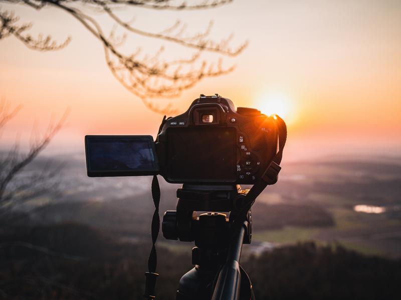 Un appareil photo posé dans la nature au lever du soleil