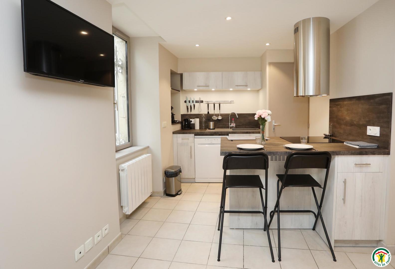 Cuisine équipée, espace repas, TV