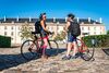 Cyclos devant le CNCS Ⓒ Alba Photographie/Auvergne-Rhône-Alpes Tourisme