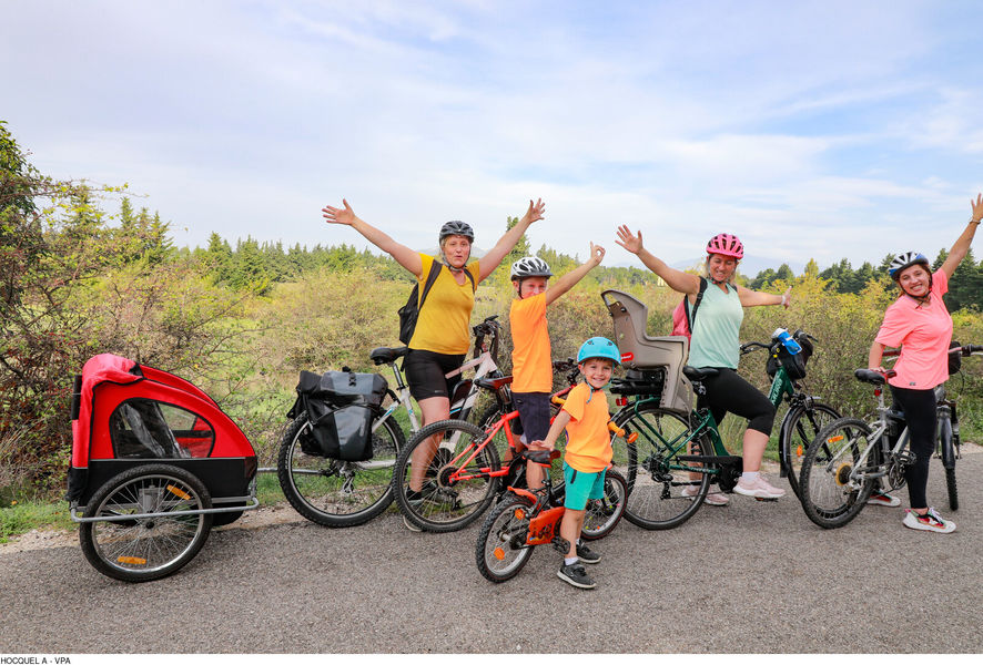 Famille à vélo Vaucluse Via Venaissia