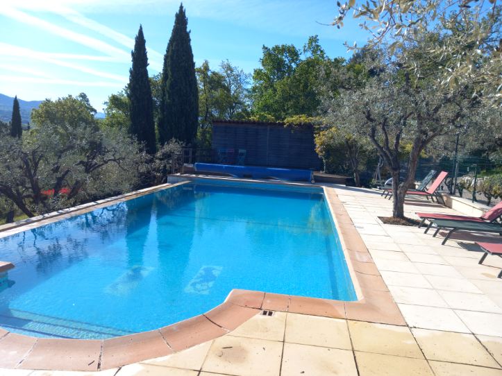 La piscine, de très belle taille, n'attend plus que vous pour en profiter!