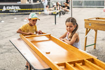 Enfants qui jouent à un jeu en bois géant
