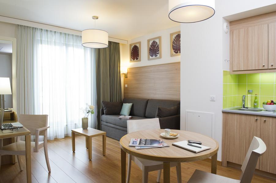 salon et coin repas d'un appartement à l'Adagio City Aparthotel de Vincennes 