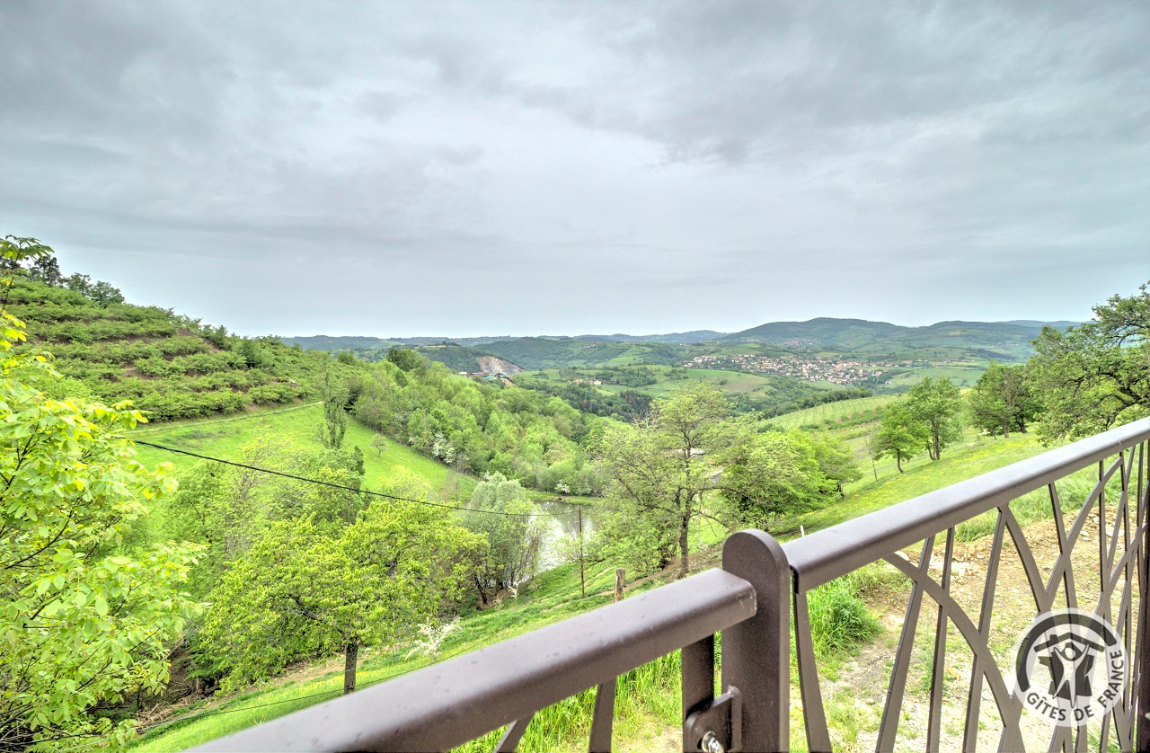 Gîte 'Le Maroge' à Courzieu (Rhône, Ouest Lyonnais) : vue sur la campagne depuis la terrasse.