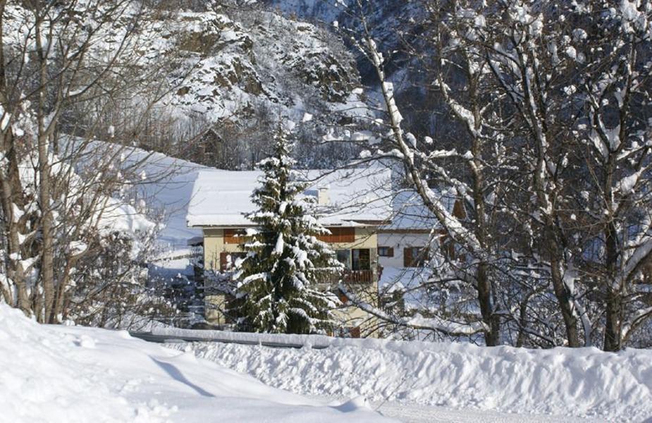 paysage d'hiver avec la neige et le soleil des Alpes du Sud accés a la station d'Auron a 7km ou par le télécébine a 300m