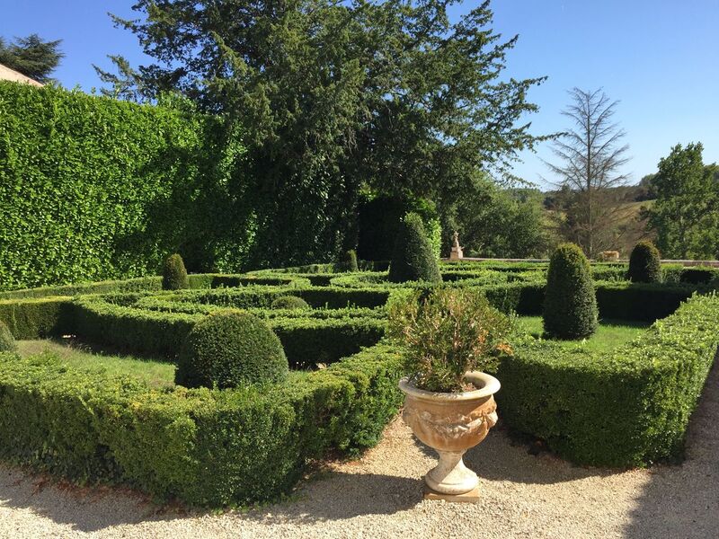 Le Château de Lussac, découverte guidée du parc et des dépendances