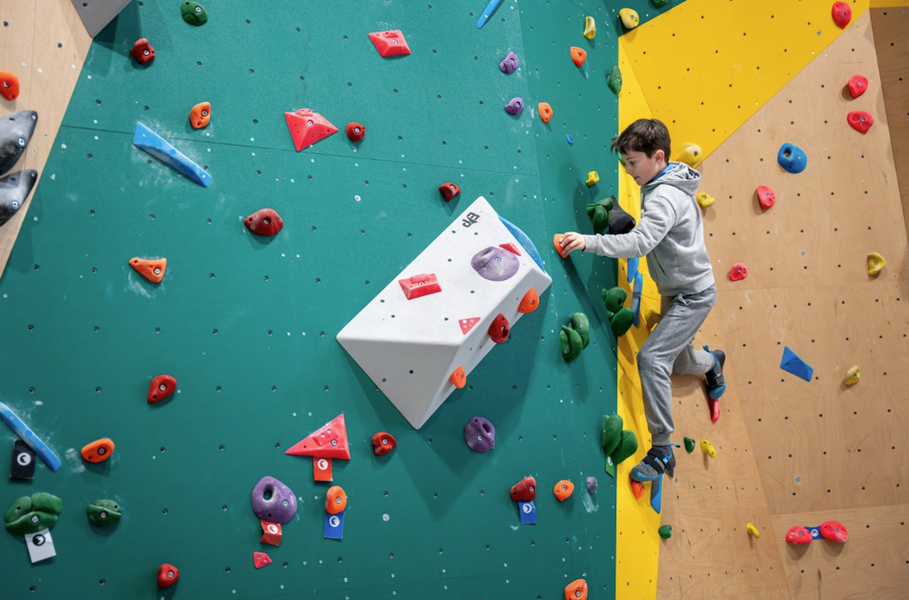 Cours d'initiation à l'escalade 4-5 ans_Les Orres - © Les Orres