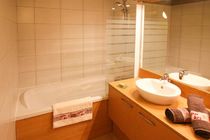 Salle de bain avec baignoire - appartement Aramis