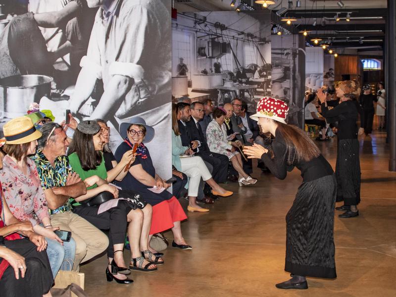 Balade chorégraphiée des Rencontres Internationales des Arts du Chapeau_Chazelles-sur-Lyon