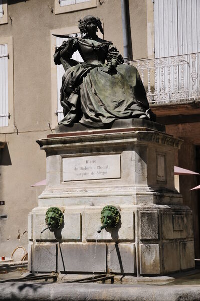 Fontaine et statue