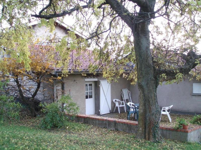 Gîte \'Les Micocouliers\' à Saint Loup, Vindry-sur-Turdine dans le Beaujolais - Rhône, proche de Tarare : la terrasse privative sur l\'arrière de la maison.