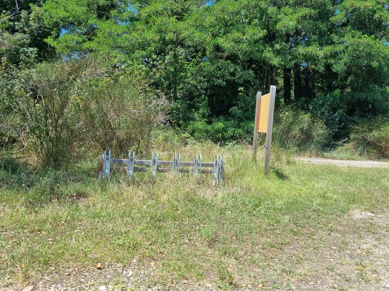 Départ du sentier, rack à vélos