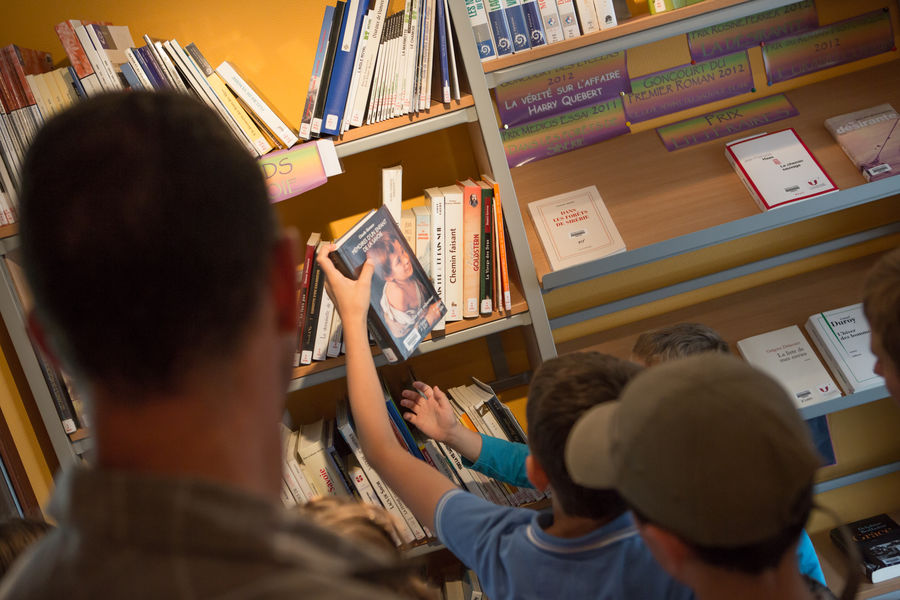 Enfants dans la bibliothèque