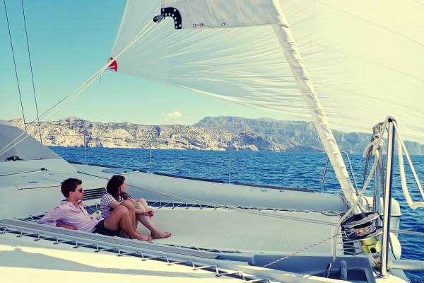 Catamaran à voile dans les Calanques. Départ Mucem