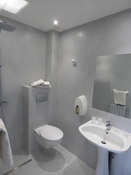 salle de bain  -Hôtel à Les Avenières-Veyrins-Thuellin - Balcons du Dauphiné