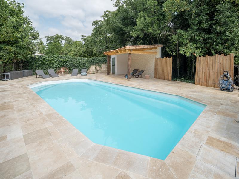Piscine et transats