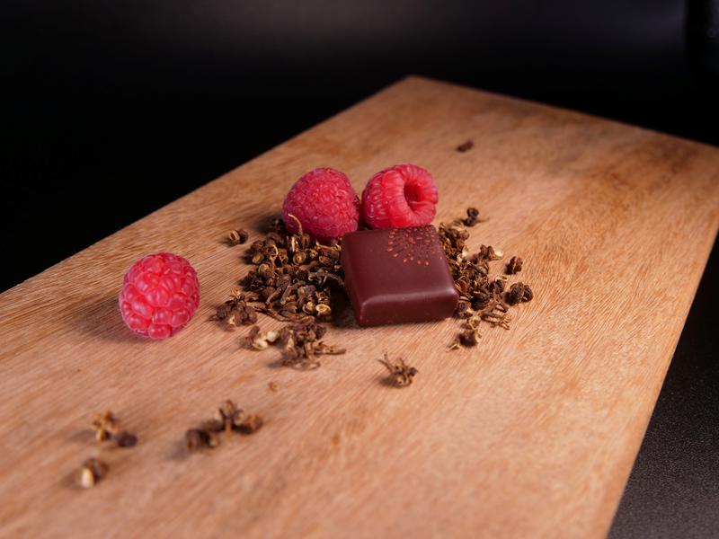 Un chocolat accompagné de framboises.