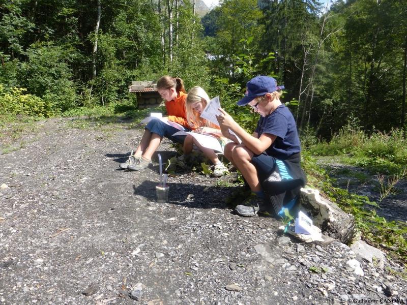 Enfants observant les plantes