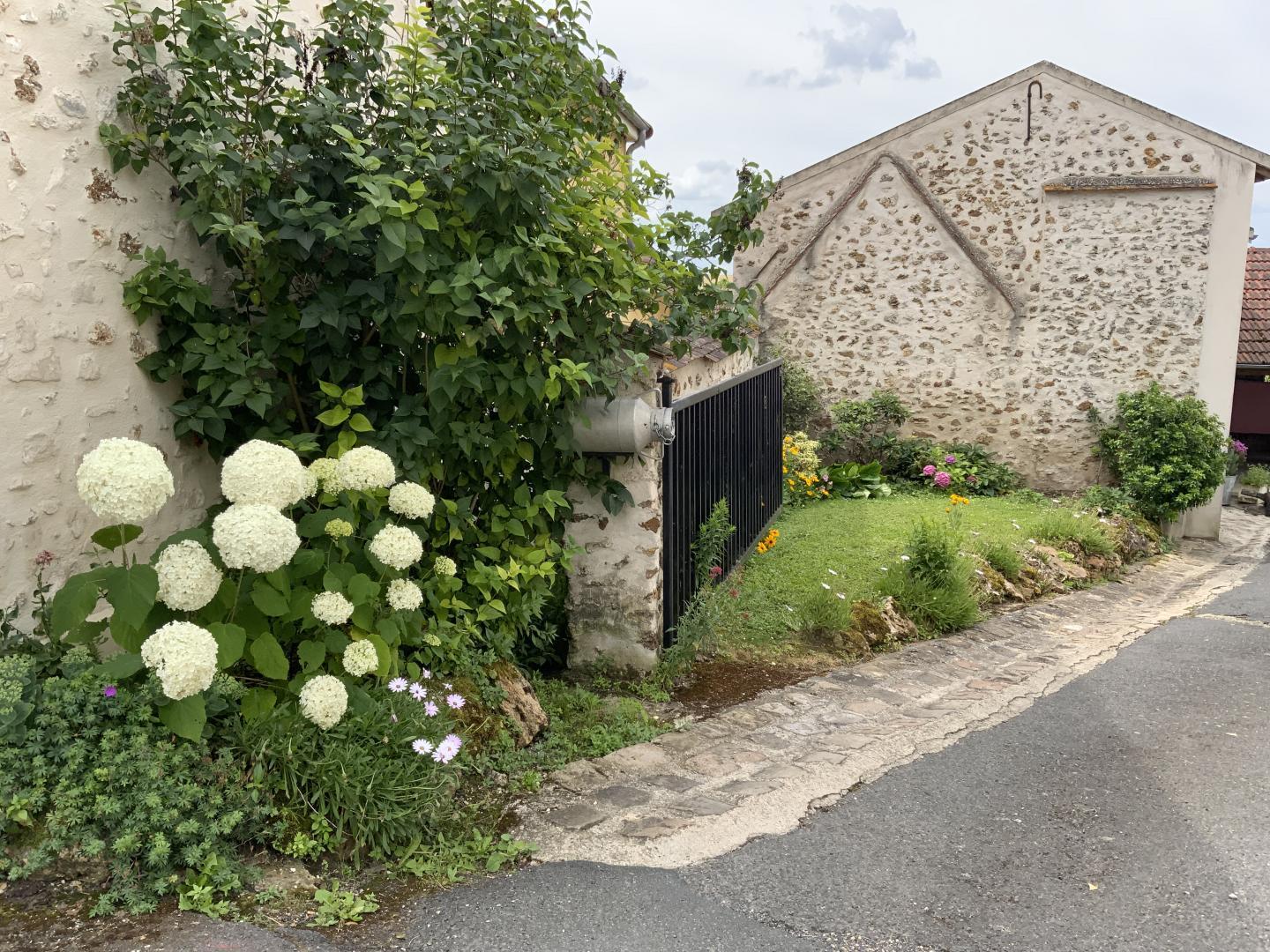 Entrée des gites, parking intérieur réservé aux gites et chambres d?hôtes 
