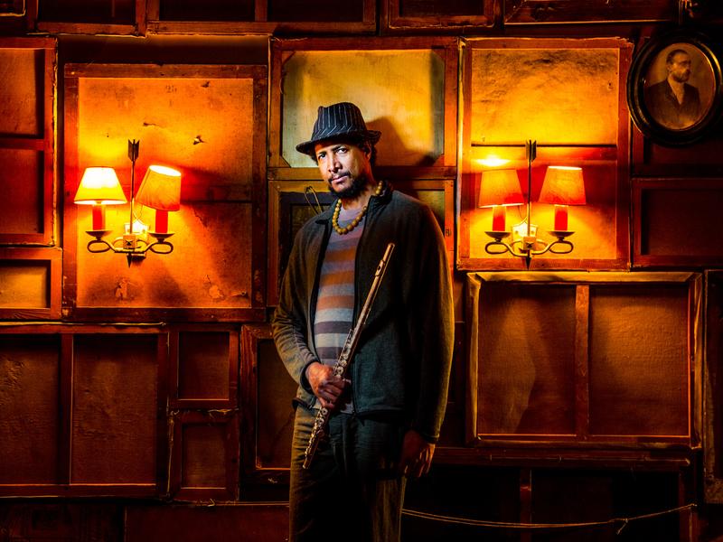 Artiste devant des cadre retournés tenant une clarinette