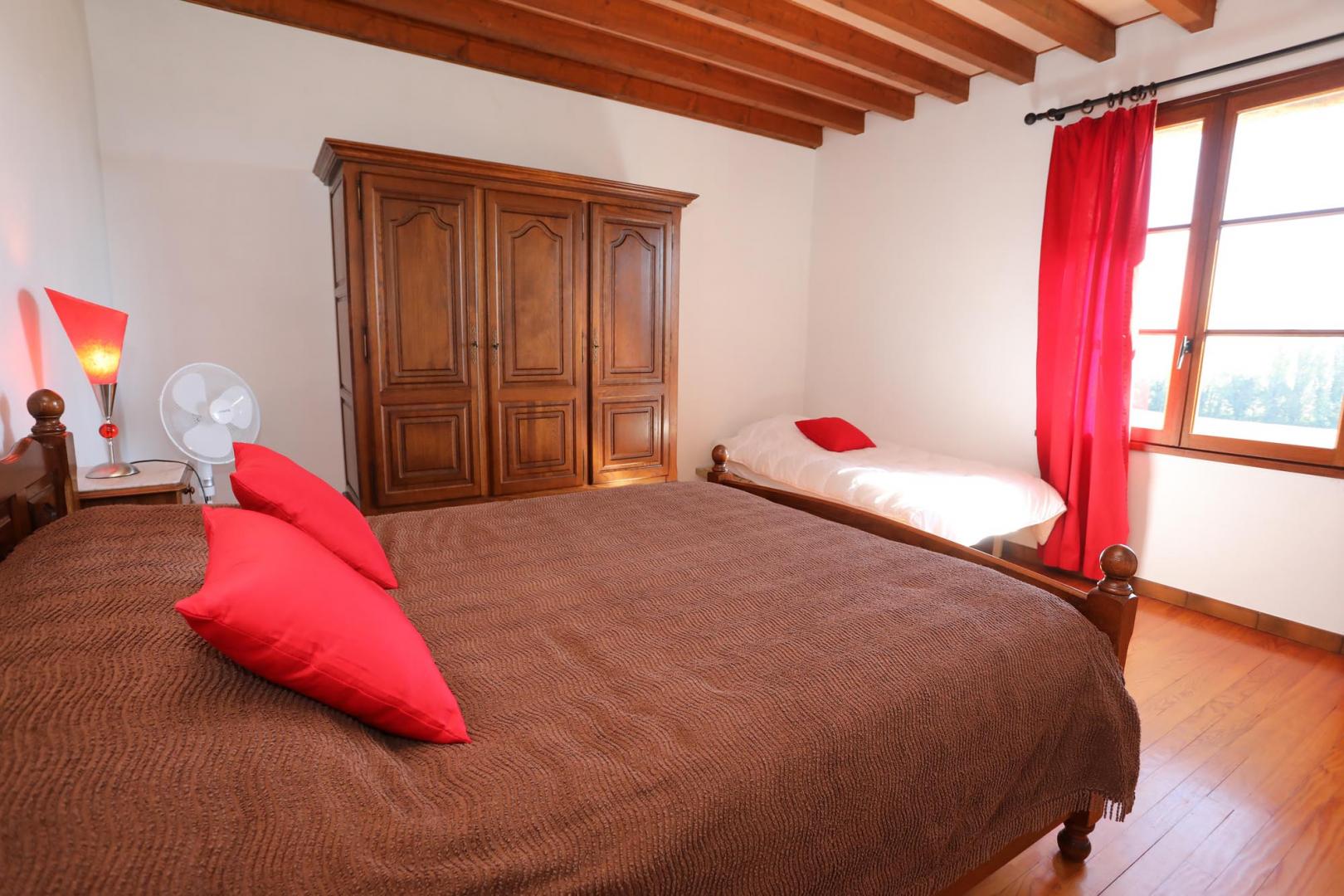 Chambre 1x140 + 1x90 (accessible par l'escalier en colimaçon), lavabo et wc sur le pallier