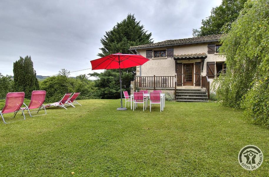 Le Gîte du Cèdre Bleu à Ronno, proximité immédiate du Lac des Sapins en Haut Beaujolais, dans le Rhône : jardin ombragé réservé aux hôtes.