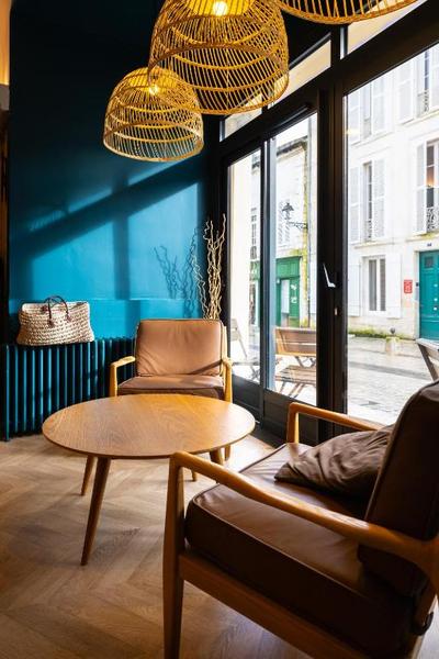 Un coin repos donnant sur la rue, avec deux canapés et une table basse.