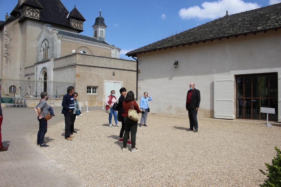 Dans la cour du château de Pizay