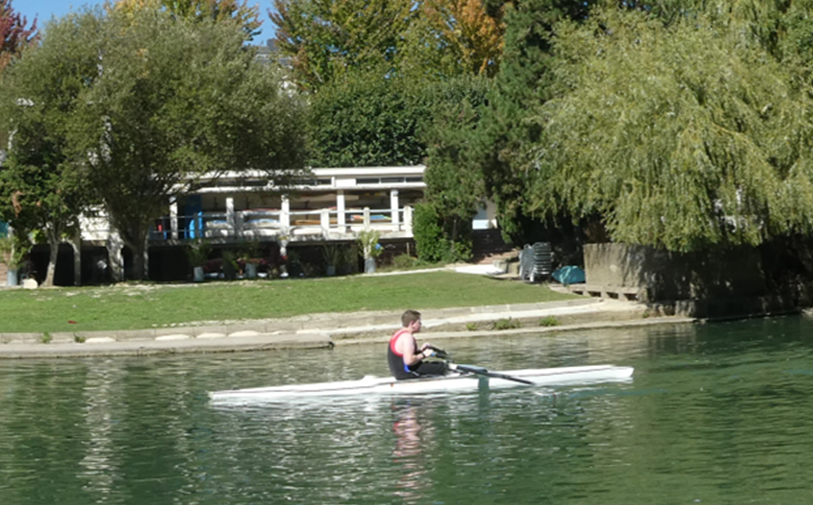 Photo personne pratiquant l'aviron sur la Marne 