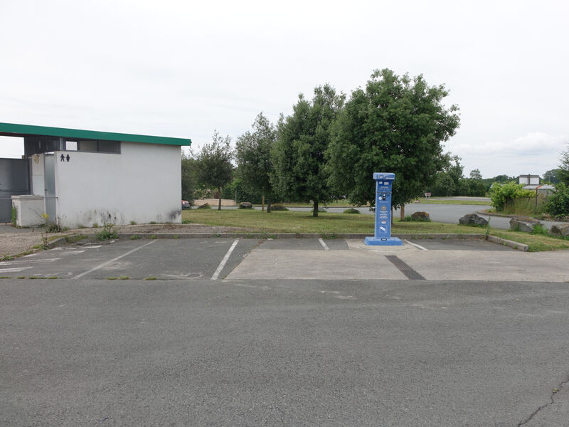 Vue éloignée de la borne et du parking