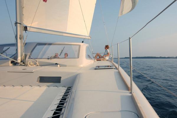 Catamaran à voile dans les Calanques. Départ Mucem