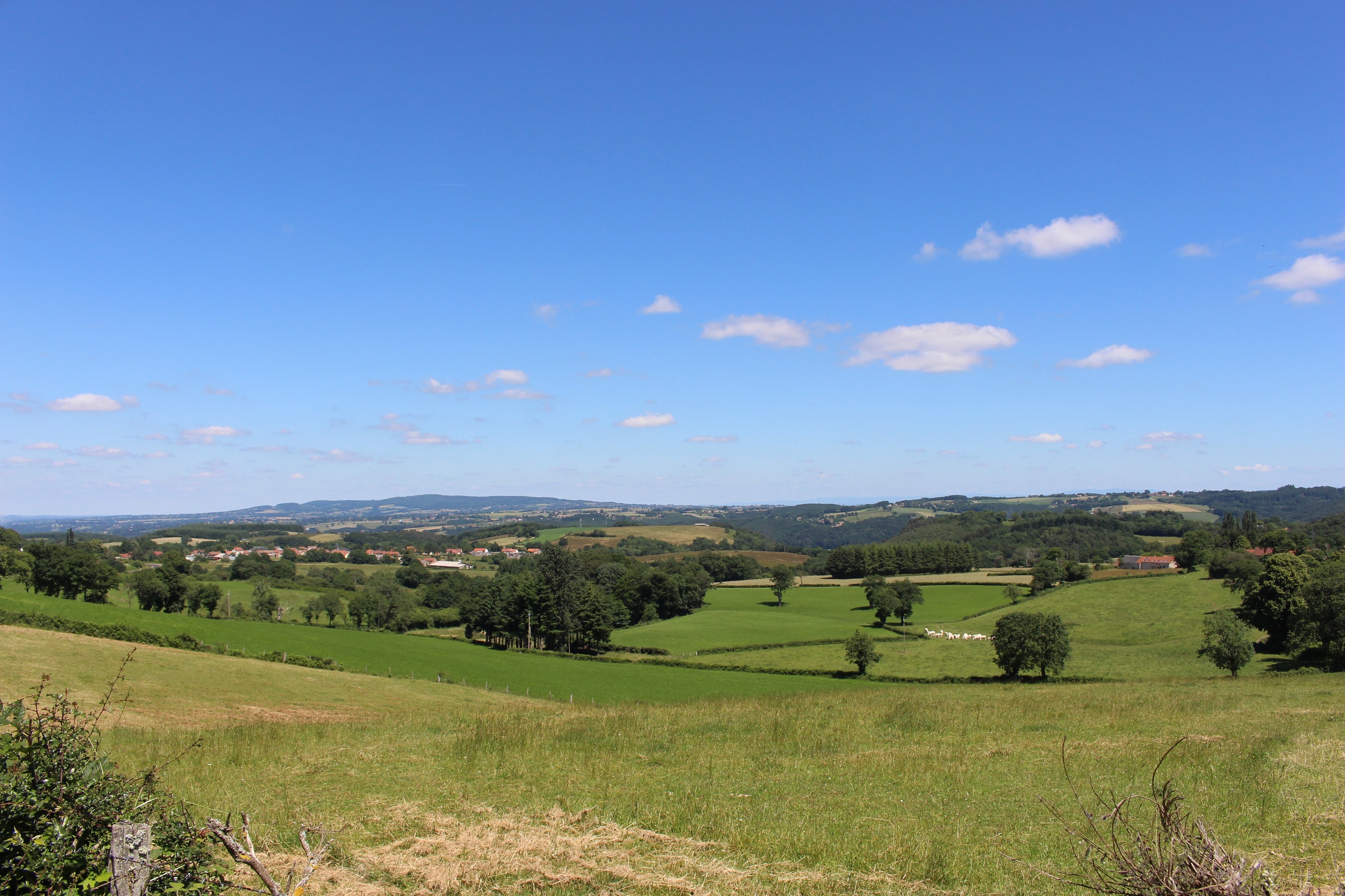 Le circuit de Bellaigues, vue sur les Combrailles