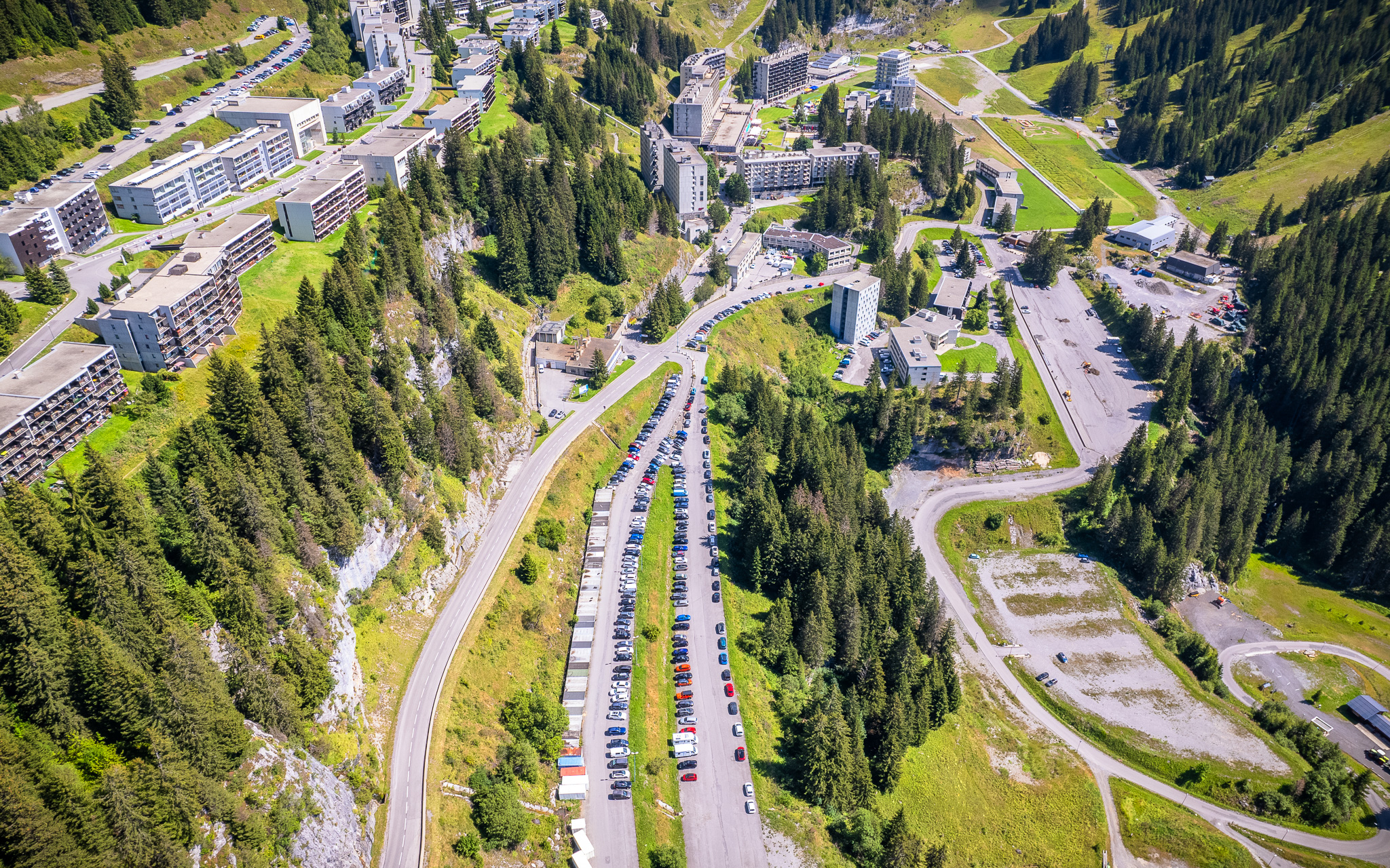 Vue aérienne du parking P2 à Flaine Forum