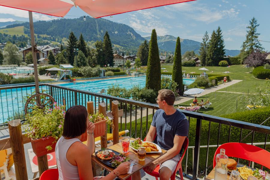 restaurant extérieur piscine