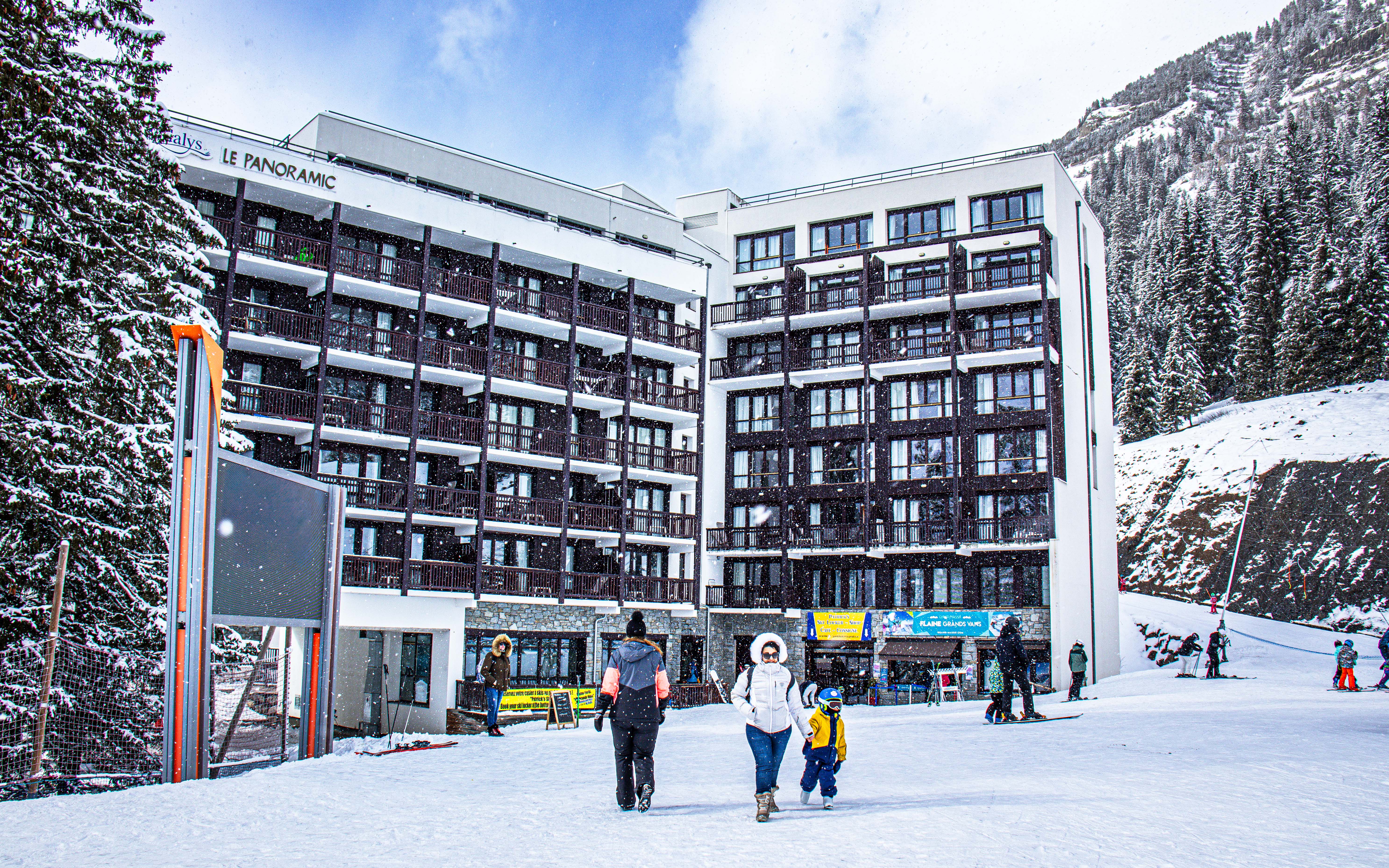 The residence seen from the start of the Flaine Forêt pistes