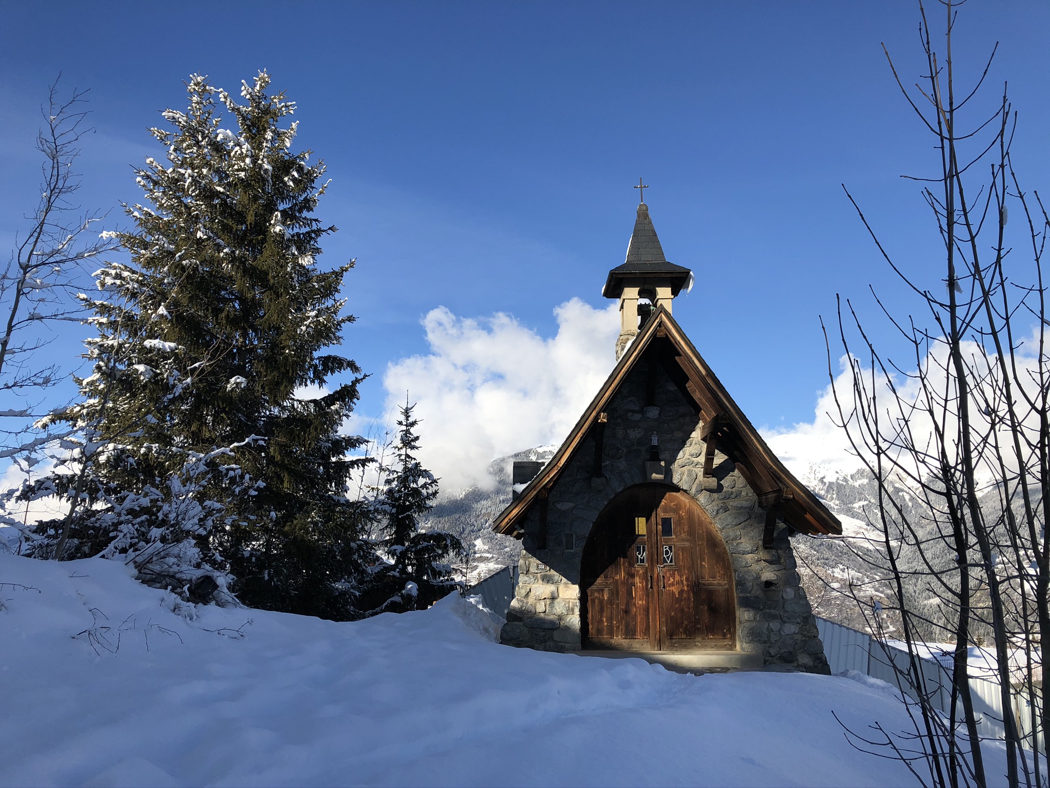 Courchevel Village : chapelle entre les quartiers anciens du Lételé et des Rois