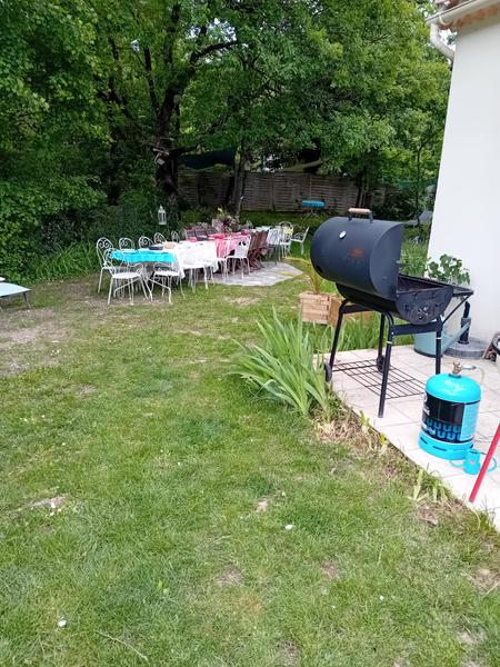 Coin repas avec barbecue