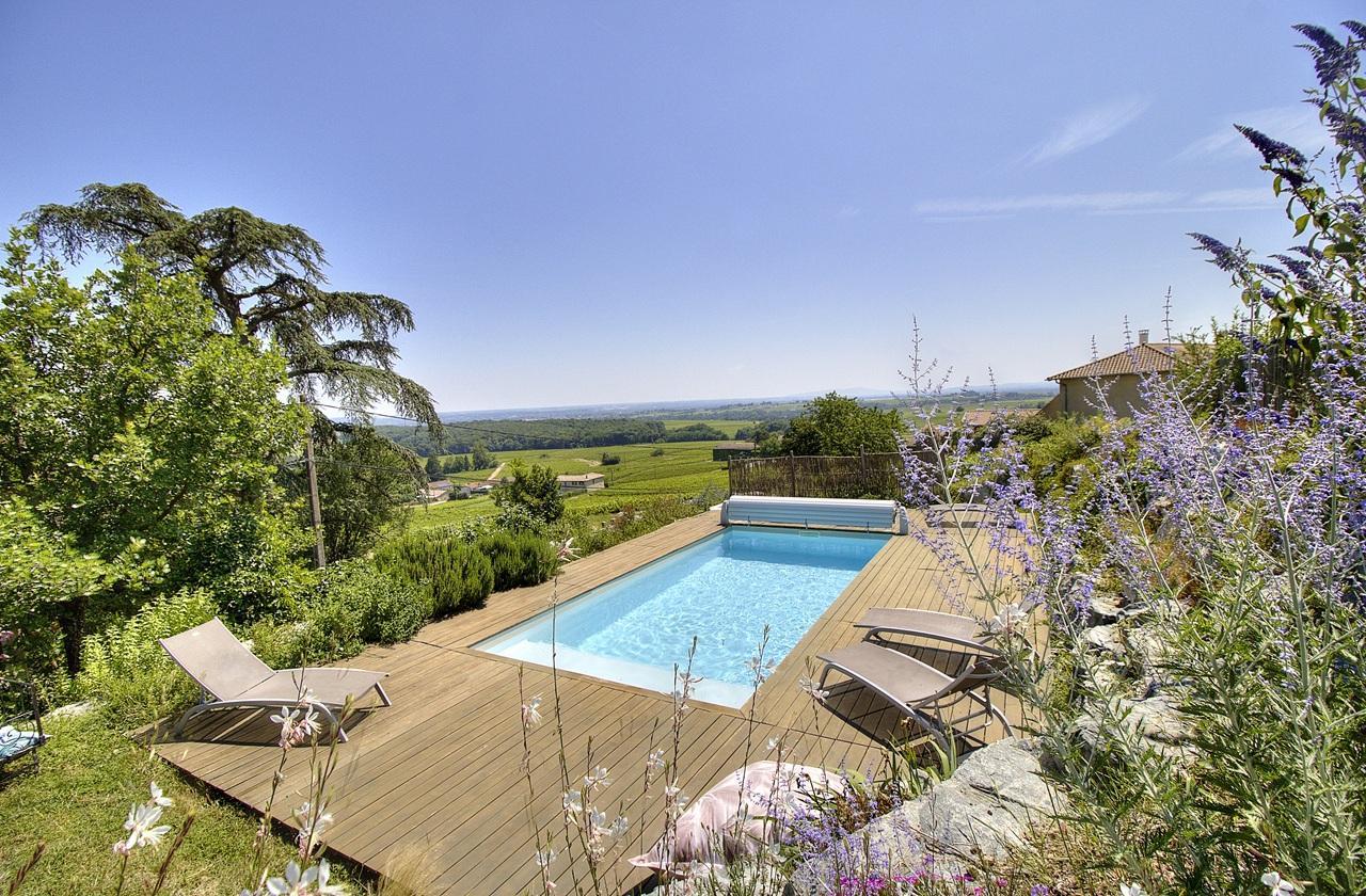 Gîte 'Le Chêne du Py' avec piscine, à Villié-Morgon dans le Beaujolais - proximité de Belleville sur Saône dans le Rhône : la piscine avec vue imprenable.