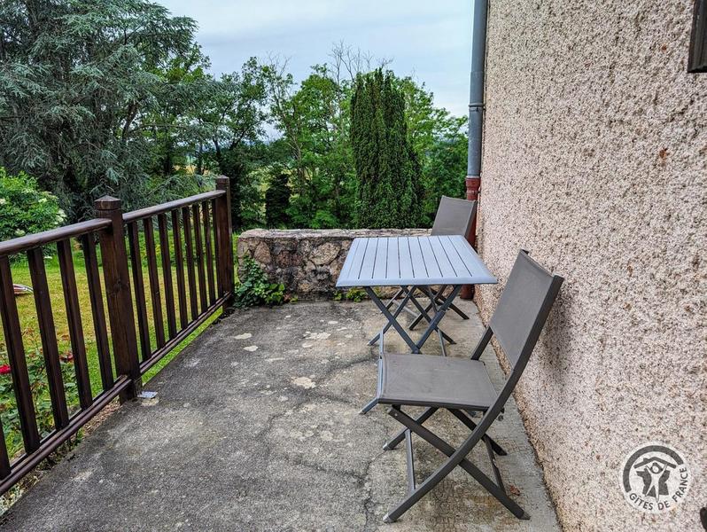 Le Gîte du Cèdre Bleu à Ronno, proximité immédiate du Lac des Sapins en Haut Beaujolais, dans le Rhône : la terrasse et accès au gîte.