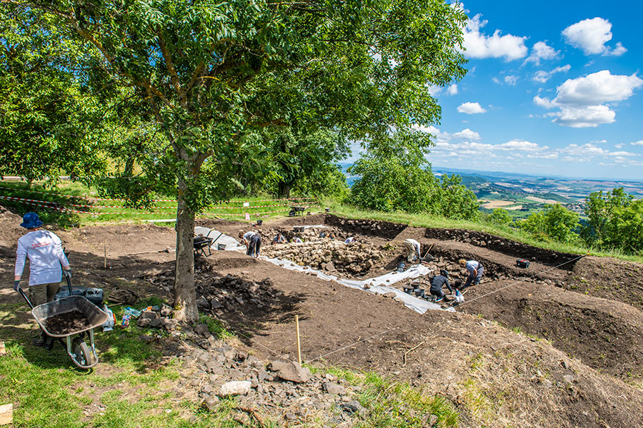 Visite du chantier de fouilles archéologiques de Gergovie