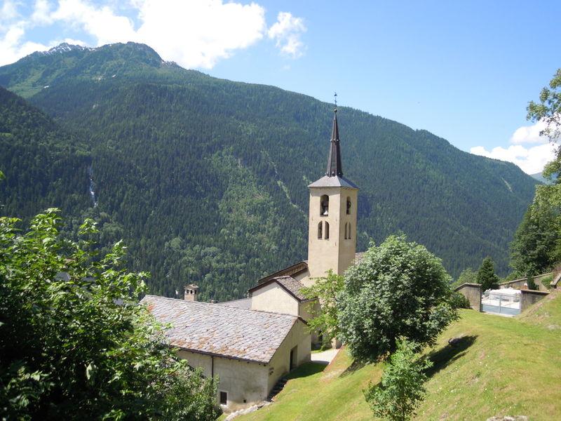 L'église paroissiale de Montvalezan L'église paroissiale de Montvalezan