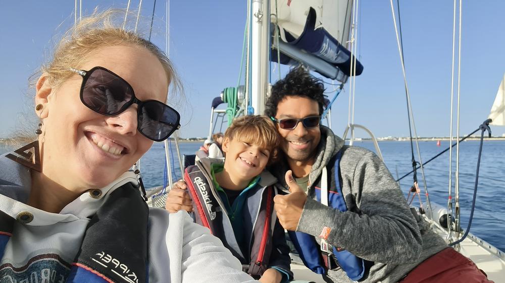 Selfie d'un couple avec leur enfant sur le bateau