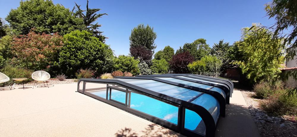 La piscine extérieure couverte.